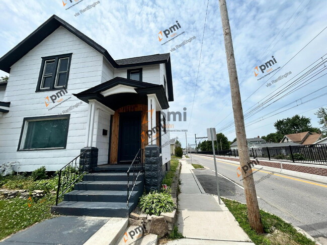 Building Photo - 1101 Manhattan St