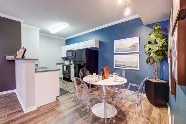 Cocina comedor con electrodomésticos de color negro - Parkways on Prairie Creek