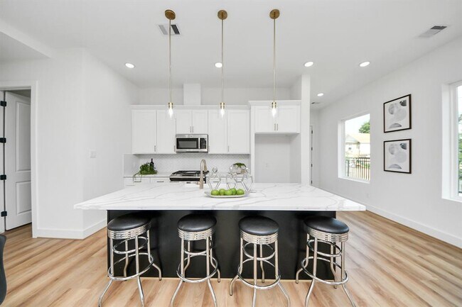 Foto del edificio - 2434 Harrington St