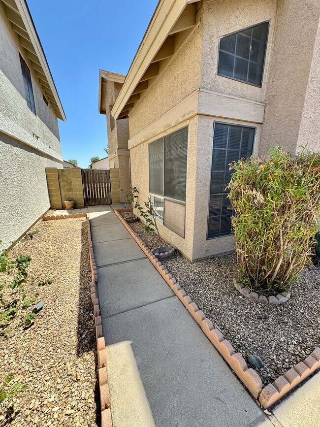 Foto del edificio - Two Story 3 Bedroom/2.5 Bath Home. Clean & Ready for Immediate Move-in!