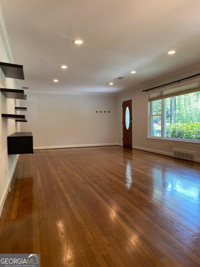 Foto del edificio - 1414 N Amanda Cir NE
