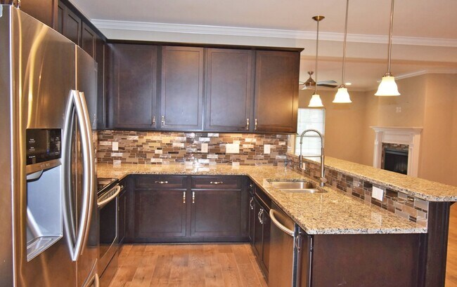 Building Photo - Gorgeous 3BR luxury Murfreesboro townhome ...
