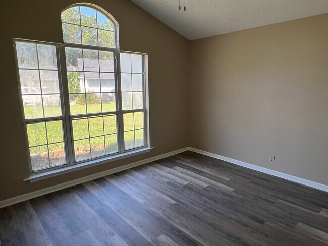 Building Photo - 25% off of 2nd month's rent with a 24 month Lease Agreement.