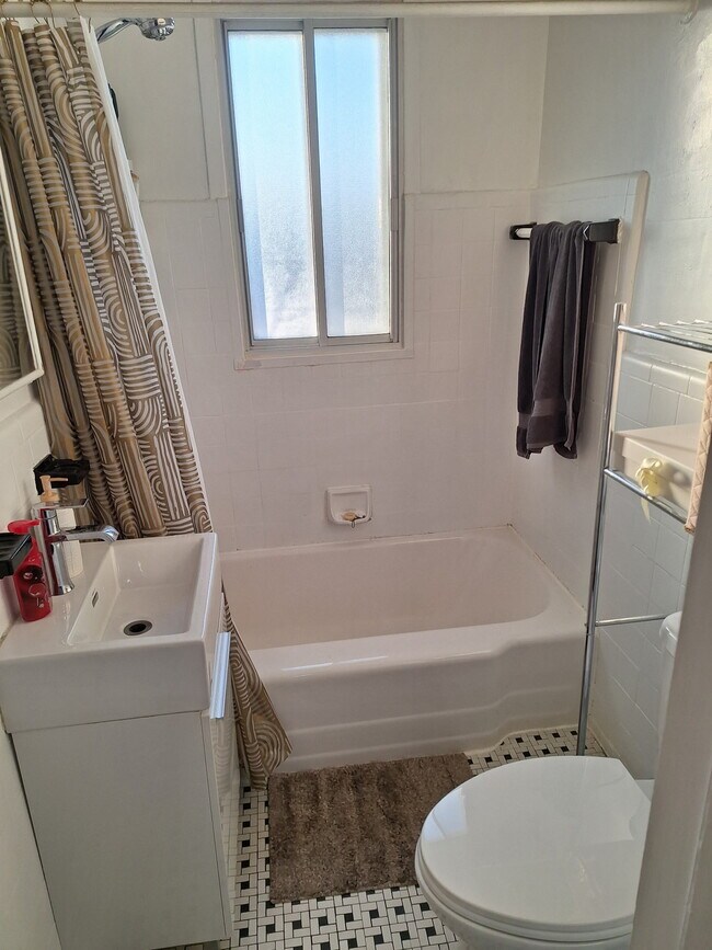 Building Photo - 5221 Rue Bélanger