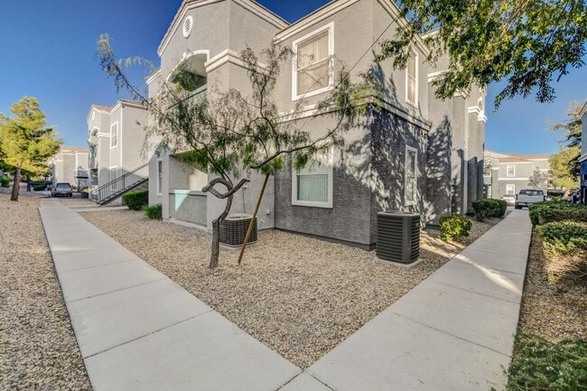 Foto del edificio - LOCATION! LOCATION! LOCATION! Move-in read...