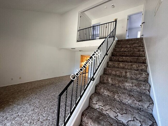Building Photo - Spacious 3 bedroom 2 bathroom townhouse fo...