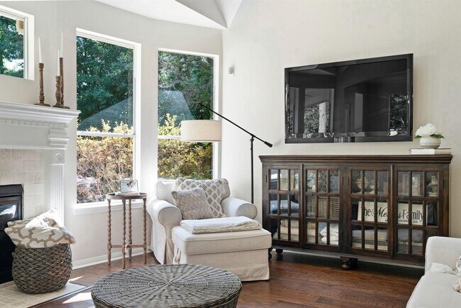 Building Photo - 2 W Hobbit Glen Dr