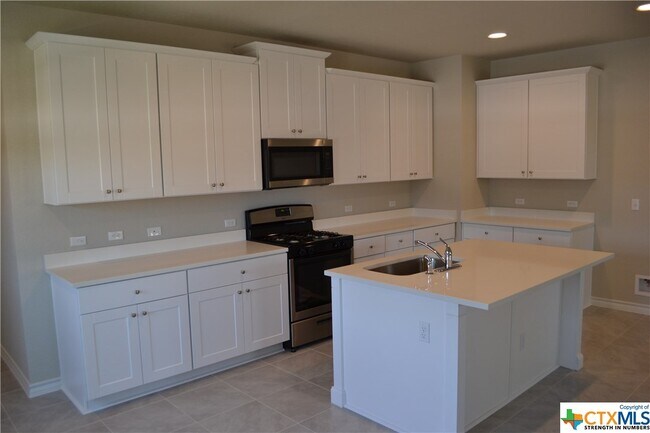 Building Photo - 208 Mary Max Cir