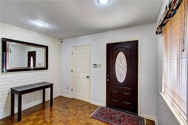 Building Photo - 11121 Pinehurst Dr