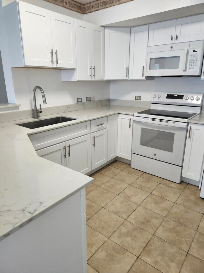 Building Photo - 802 Villa Cir