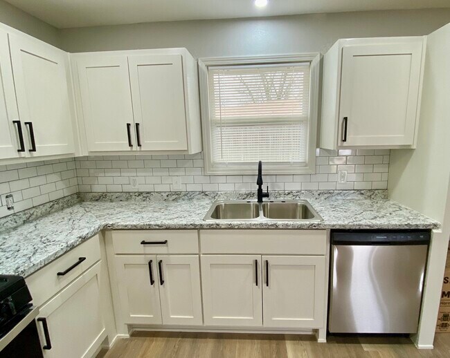 Foto del edificio - 704 East E Street