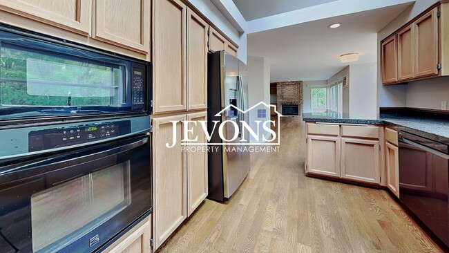 Building Photo - Spacious 4-bedroom home minutes from Lake ...