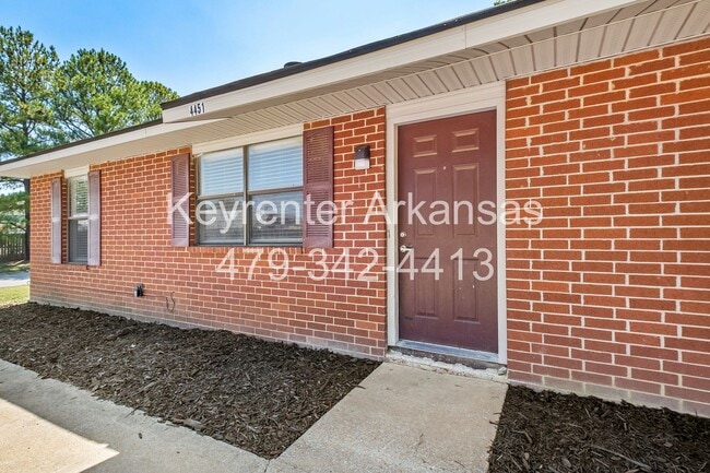 Building Photo - Newly Renovated Duplex in West Fayetteville!