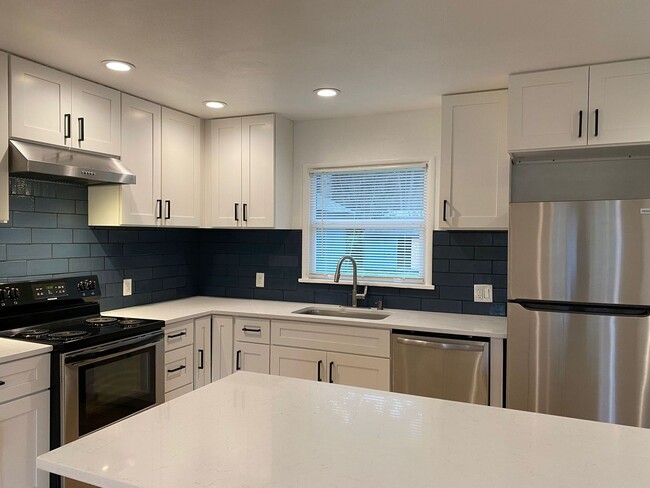 Building Photo - Fully  remodeled 3 bed, 1 bath house in La...