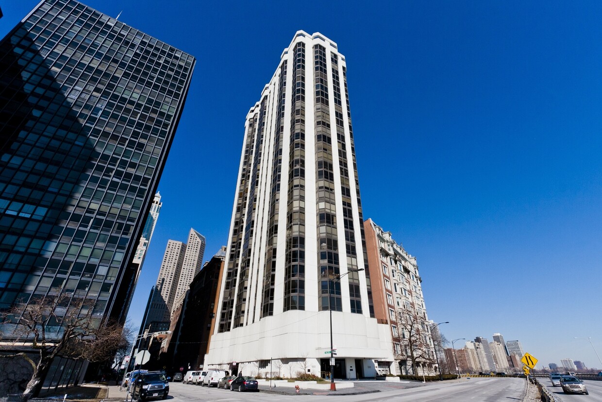 Primary Photo - 990 N Lake Shore Dr