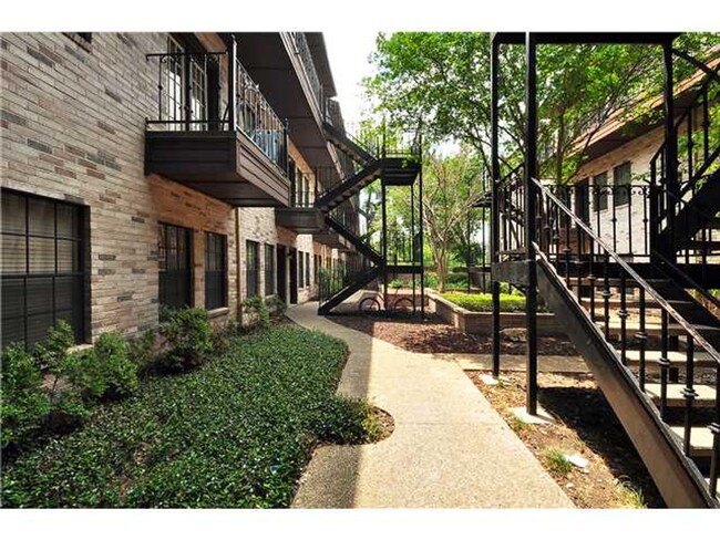 Building Photo - Somerset 205