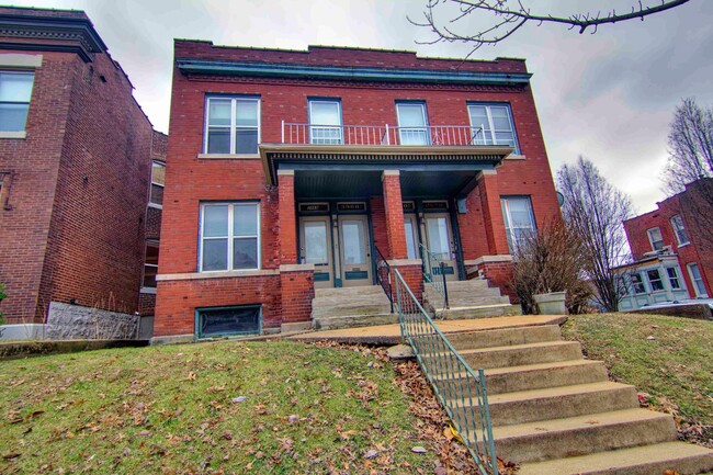 Building Photo - Very nice spacious 1 bedroom 1 bath with hardwood throughout and located in a great city neighbor...
