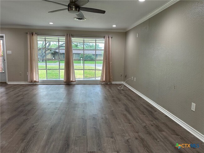 Foto del edificio - 1302 Canary Ln