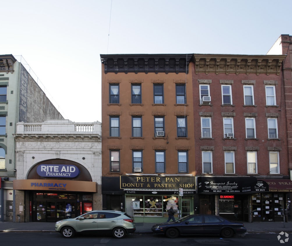 Building Photo - 727 Manhattan Ave