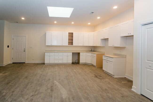 Building Photo - 4300 W Montrose Ave
