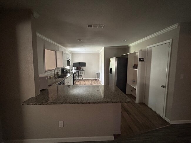 Building Photo - 2808 Buena Vista Dr