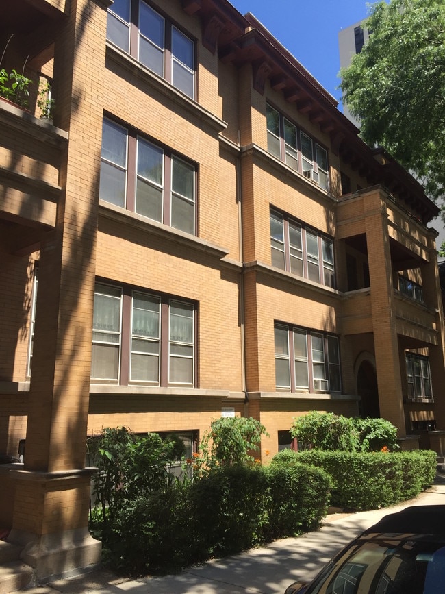 Front of building - 434 W Roslyn Pl