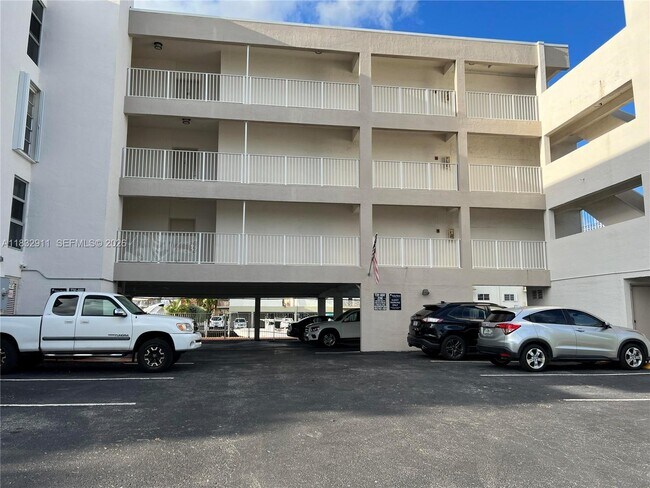 Foto del edificio - 3716 NE 168th St