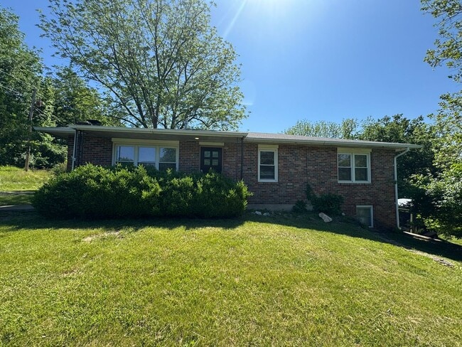 Building Photo - 4 Bedroom house with Second kitchen in basement