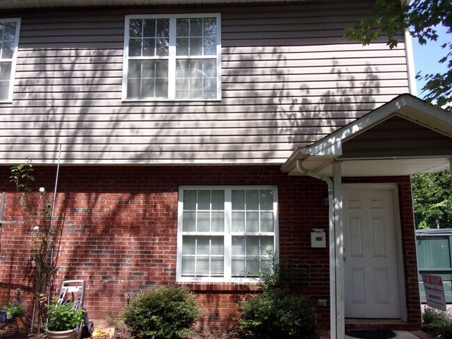 Foto del edificio - Recently Renovated 2 Bedroom 1 1/2 Bath To...