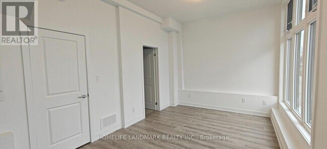 Photo du bâtiment - 5494 Main St