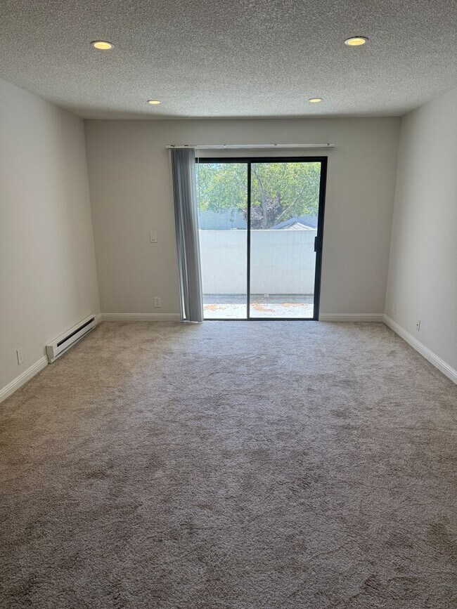 Foto del edificio - SPACIOUS 2 BEDROOM, 2 BATHROOM UPSTAIRS UN...