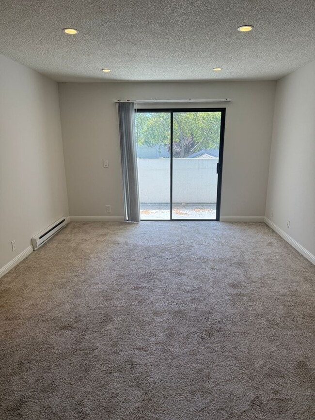 Building Photo - SPACIOUS 2 BEDROOM, 2 BATHROOM UPSTAIRS UN...