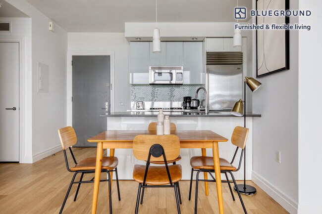 Building Photo - 550 W 54th St