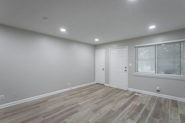 Foto del edificio - 392-394 Booth Rd