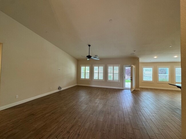 Building Photo - 493 Crescent Ln