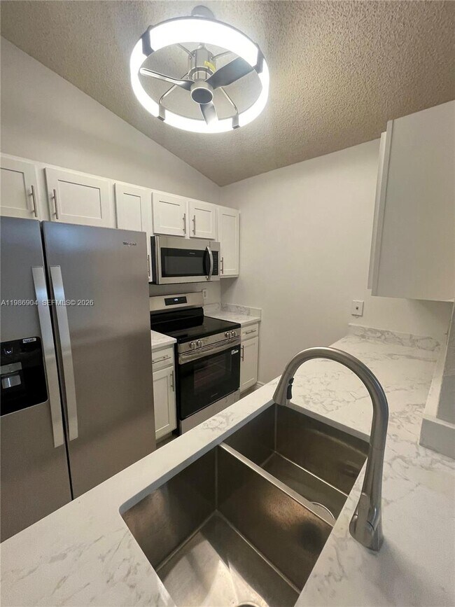 Foto del edificio - 2851 N Oakland Forest Dr