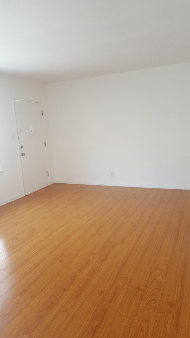 Building Photo - 320 S Rexford Dr