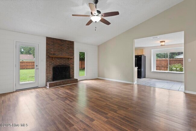 Building Photo - 122 Silver Leaf Dr