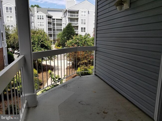 Building Photo - 3178 Summit Square Dr