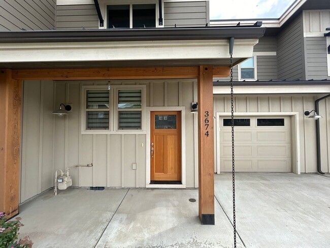 Building Photo - 2 Primary Bedroom Suites / 2.5 Bathroom Townhouse in Redmond OR
