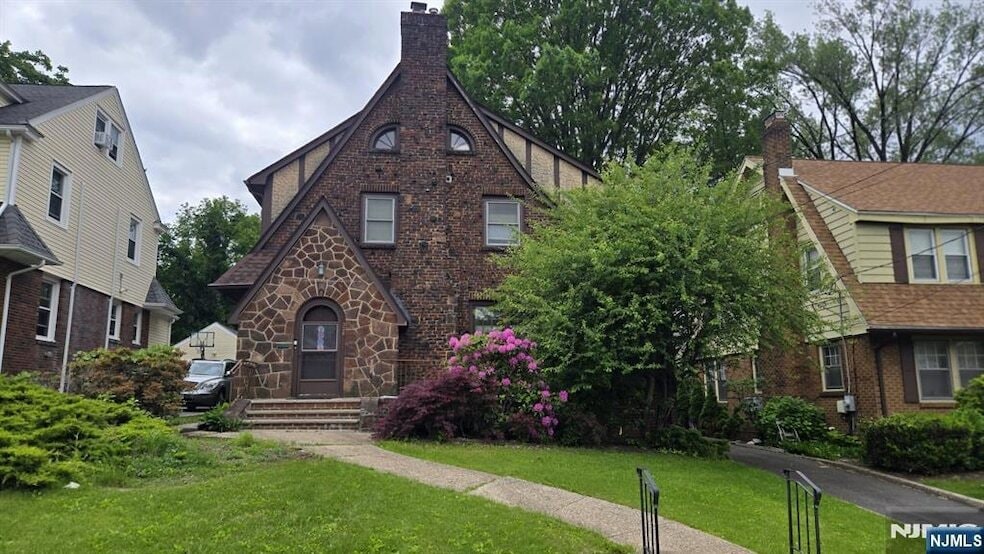 Primary Photo - 328 Demott Ave