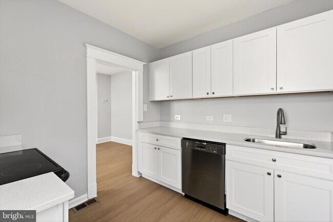 Building Photo - 29 W Elm Ave