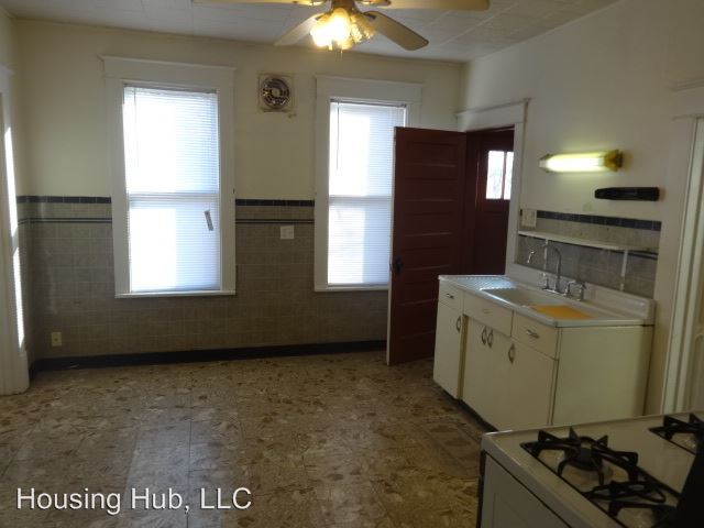 Building Photo - 904 Rose Ave E