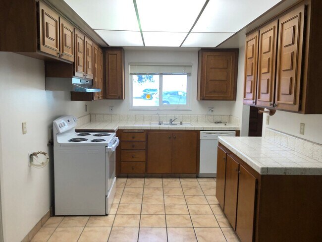 Building Photo - Spacious Sacramento Home! Ready for Move I...