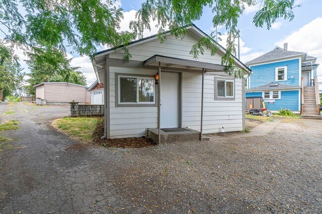 Building Photo - Newly renovated Oregon city Cottage