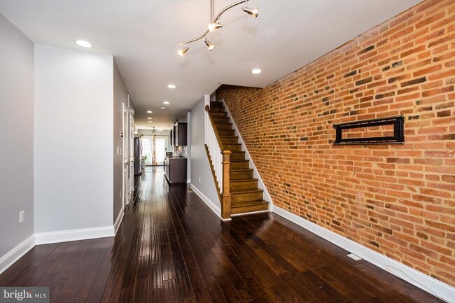 Building Photo - 411 E Clement St