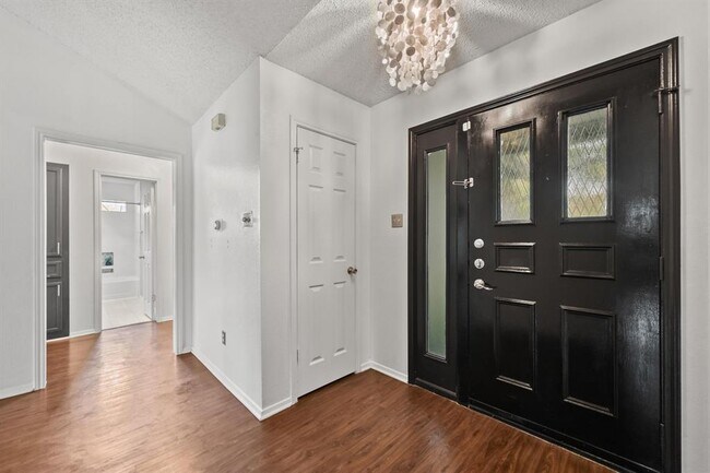 Foto del edificio - 7811 Finch Trail