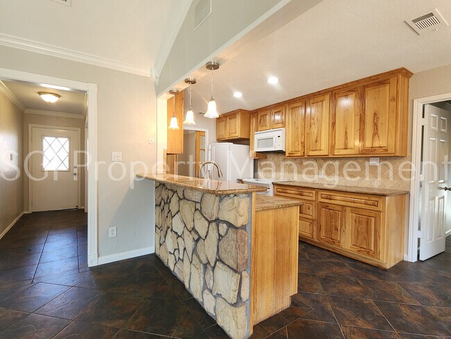 Foto del edificio - Gorgeous home with pool ready for move in