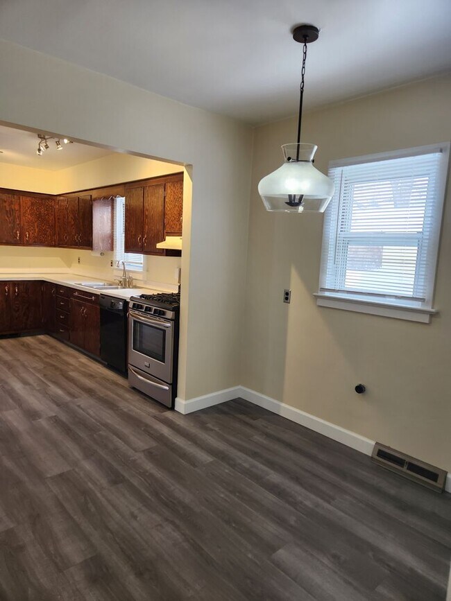 Building Photo - Charming 3 Bedroom Home Located in The Dow...