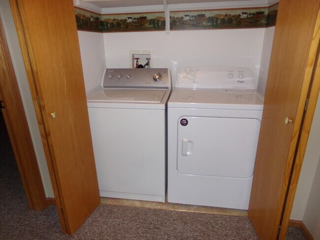 Building Photo - Nice Modern 2BR Townhome in Great Area